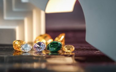 Farklı doğal değerli taşların koleksiyonu