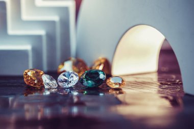 Farklı doğal değerli taşların koleksiyonu