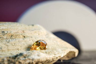 Doğal sarı mineral taş üstüne taş.