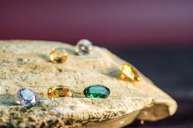 Farklı doğal değerli taşların koleksiyonu