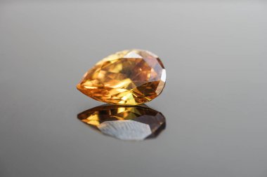 Yansımalı doğal sarı mineral taşına yakın çekim, stüdyo çekimi.