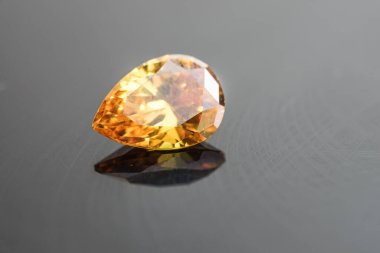 Yansımalı doğal sarı mineral taşına yakın çekim, stüdyo çekimi.