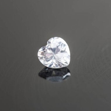 Gri arkaplanda kristal elmas