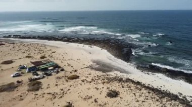 Kanarya Adaları, Fuerteventura adasının kuzeyindeki Corralejo kasabası yakınlarındaki Dorne de Popcorn Plajı 'nın havadan görüntüsü. İspanya