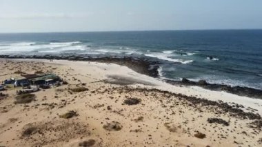 Kanarya Adaları, Fuerteventura adasının kuzeyindeki Corralejo kasabası yakınlarındaki Dorne de Popcorn Plajı 'nın havadan görüntüsü. İspanya
