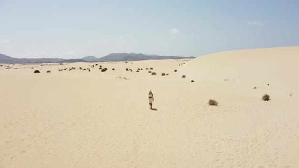 Beyaz Elbiseli Şapkalı Genç Bir Kafkasyalı Turist Kanarya Adaları Fuerteventura — Stok video
