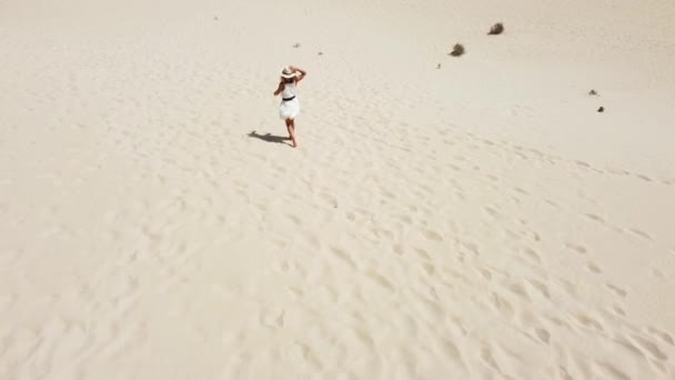 Beyaz Elbiseli Şapkalı Genç Bir Kafkasyalı Turist Kanarya Adaları Fuerteventura — Stok video