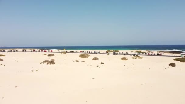 カナリア諸島フエルテベントゥラ島のコラーレホ自然公園の砂丘のビーチ スペイン — ストック動画