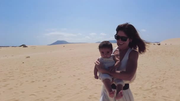 Genç Anne Oğluyla Birlikte Kanarya Adaları Fuerteventura Daki Corralejo Doğal — Stok video