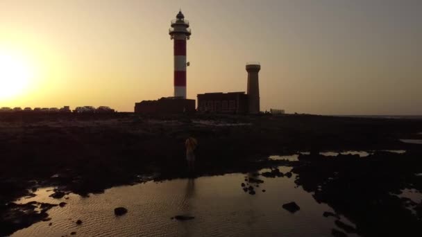 Giovane Uomo Che Vola Con Drone Faro Toston Tramonto Punta — Video Stock