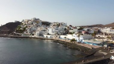 Sahilin ve Kanarya Adaları 'ndaki Fuerteventura adasının doğu kıyısındaki Las Playitas sahil kasabasının havadan görüntüsü. İspanya, 4k video