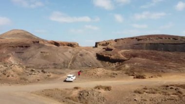 Kanarya Adaları, Fuerteventura adasının kuzey sahilindeki Corralejo 'daki Calderon Hondo volkanı yakınlarında hava aracı görüntüleri. İspanya