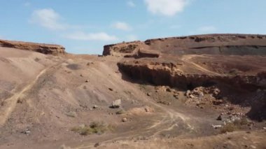 Kanarya Adaları, Fuerteventura adasının kuzey sahilindeki Corralejo 'daki Calderon Hondo volkanı yakınlarında hava aracı görüntüleri. İspanya
