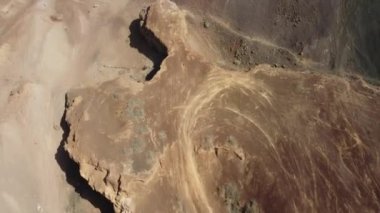 Kanarya Adaları, Fuerteventura adasının kuzey sahilindeki Corralejo 'daki Calderon Hondo volkanı yakınlarında hava aracı görüntüleri. İspanya