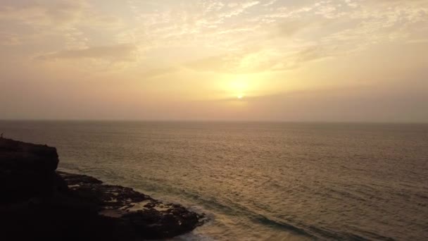 Eine Junge Frau Genießt Den Sonnenuntergang West Coast Photo Point — Stockvideo