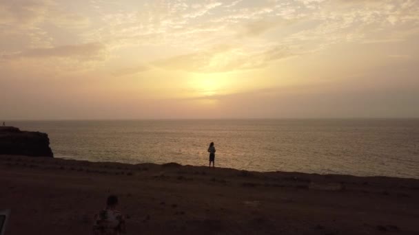 Μια Νεαρή Γυναίκα Απολαμβάνει Ηλιοβασίλεμα Στη Δυτική Ακτή Photo Point — Αρχείο Βίντεο