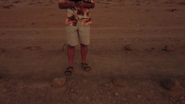 一对夫妇喜欢在日落时分在加那利群岛弗尔特文图拉岛北部的El Cotillo镇西海岸摄影点驾驶无人驾驶飞机 西班牙 4K视频 — 图库视频影像