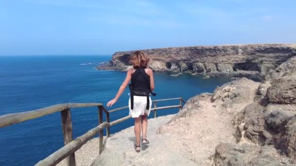 Młody Turysta Spacerujący Ścieżką Cuevas Ajuy Pajara Zachodnie Wybrzeże Wyspy — Wideo stockowe