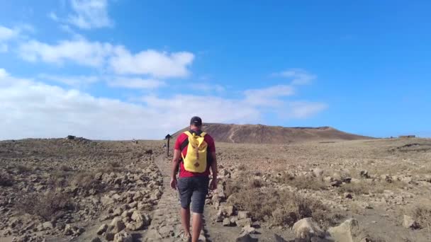 Ένας Νεαρός Άνδρας Βαδίζει Προς Τον Κρατήρα Του Ηφαιστείου Calderon — Αρχείο Βίντεο