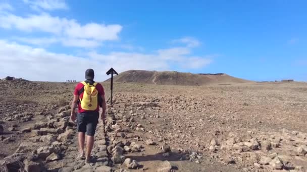 Jovem Caminhando Direção Cratera Vulcão Calderon Hondo Perto Corralejo Costa — Vídeo de Stock