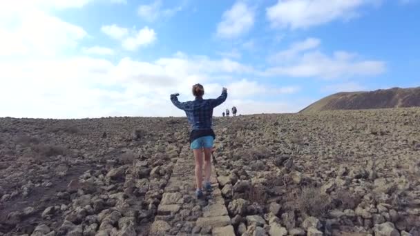 Ung Kvinna Som Vandrar Mot Calderon Hondo Vulkanen Nära Corralejo — Stockvideo