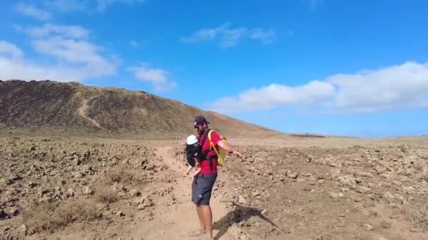 Oğluyla Birlikte Kanarya Adaları Nın Fuerteventura Adasının Kuzey Kıyısındaki Corralejo — Stok video