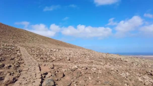 Kamenná Stezka Kráteru Sopky Caldern Hondo Poblíž Corralejo Severního Pobřeží — Stock video