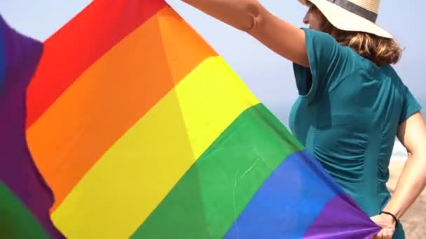 Lgbt Símbolo Una Lesbiana Irreconocible Desde Espalda Vestido Verde Ondeando — Vídeos de Stock