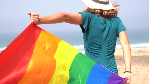 Symbol Lgbt Nerozpoznatelná Lesba Zezadu Zelených Šatech Mávající Vlajkou Moře — Stock video