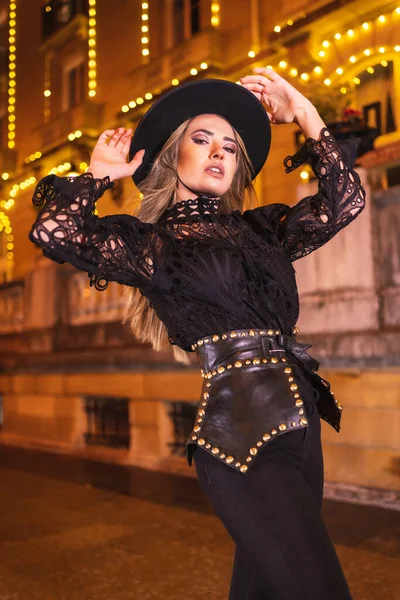 Luces Navidad Ciudad Hermosa Chica Rubia Vestida Negro Con Sombrero —  Fotos de Stock