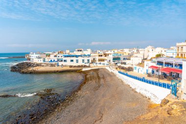 Fuerteventura, Kanarya Adaları 'nın kuzeyindeki El Cotillo adlı turist kasabasının kara plajı. İspanya