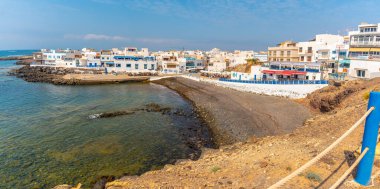 Fuerteventura, Kanarya Adaları 'nın kuzeyindeki El Cotillo adlı turist kasabasının kara plajından panoramik manzara. İspanya