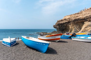 Fuerteventura, Kanarya Adaları 'nın batı kıyısındaki Pajara kasabası yakınlarındaki Ajuy sahil kasabasındaki balıkçı tekneleri. İspanya