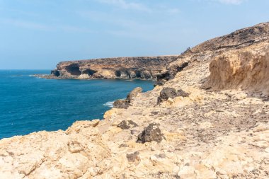 Geopark 'tan, Fuerteventura, Kanarya Adaları' nın batı kıyısındaki Ajuy, Pajara mağaralarına giden yolu gösteren deniz manzarası. İspanya