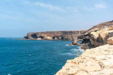 Fuerteventura, Kanarya Adaları 'nın batı kıyısındaki Ajuy, Pajara mağaralarına doğru giden yolun manzarası. İspanya