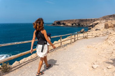 Fuerteventura, Kanarya Adaları 'nın batı kıyısındaki Cuevas de Ajuy, Pajara' da yürüyen genç bir turist. İspanya