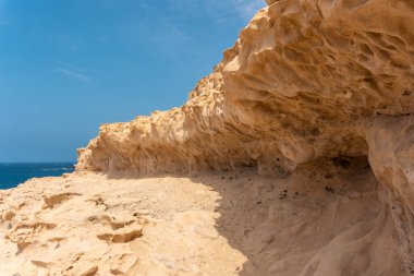 Geopark, Fuerteventura, Kanarya Adaları 'nın batı kıyısındaki Ajuy, Pajara mağaralarına gidiyor. İspanya