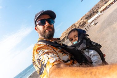 Oğluyla birlikte sırt çantasıyla Fuerteventura, Kanarya Adaları 'nın batı kıyısındaki Ajuy, Pajara plajında tatil yapan bir baba. İspanya