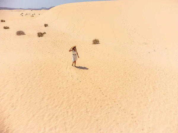 Young Woman Walking Sand Dunes Corralejo Natural Park Fuerteventura Canary — Stock Photo, Image
