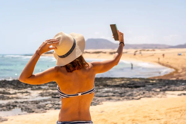 Een Jonge Toerist Die Een Foto Neemt Met Telefoon Stranden — Stockfoto