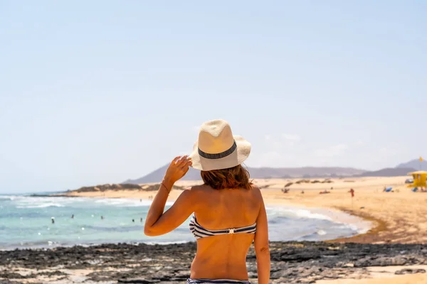 Ung Turist Med Hatt Stränderna Corralejo Naturpark Fuerteventura Kanarieöarna Spanien — Stockfoto