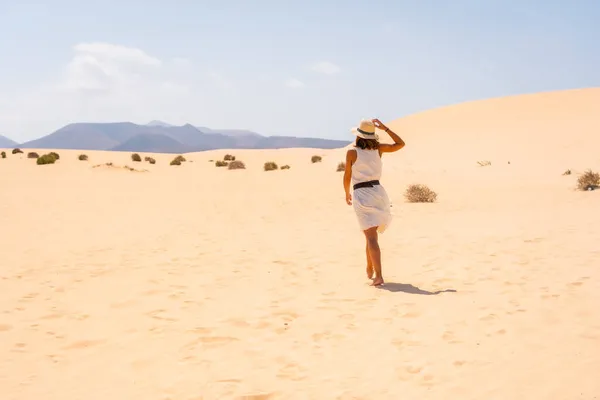 Jeune Touriste Caucasien Robe Blanche Chapeau Marchant Dans Les Dunes — Photo