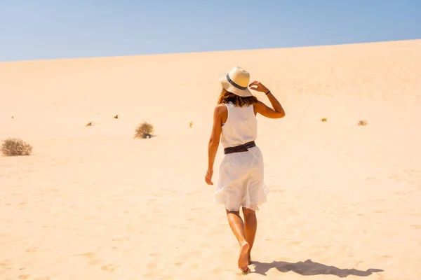 Jovem Turista Vestido Branco Chapéu Caminhando Pelas Dunas Parque Natural — Fotografia de Stock