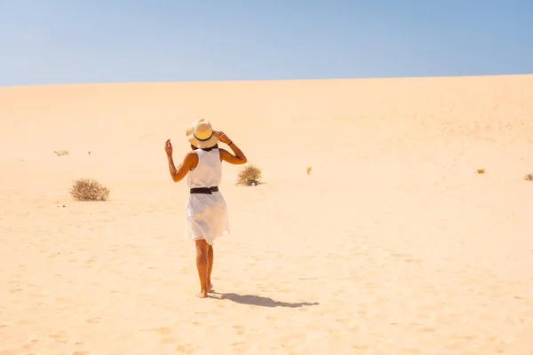 Turista Fehér Ruha Kalap Séta Dűnék Corralejo Természeti Park Fuerteventura — Stock Fotó