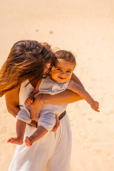 Ung Mor Med Sin Son Mycket Lycklig Sanddynerna Corralejo Naturpark — Stockfoto