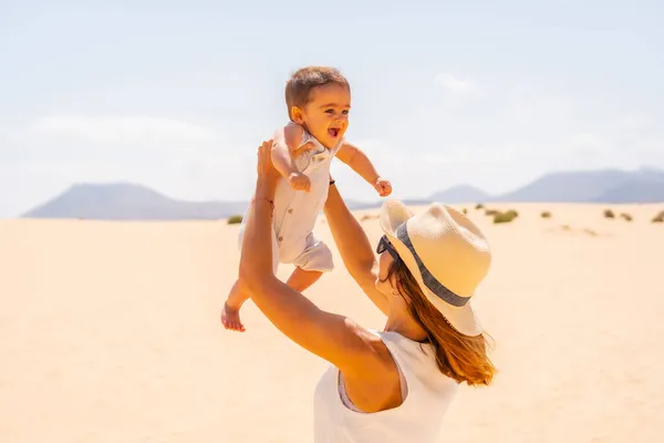 Fiatal Anya Szórakozik Fiával Nyaralni Dűnék Corralejo Natural Park Fuerteventura — Stock Fotó