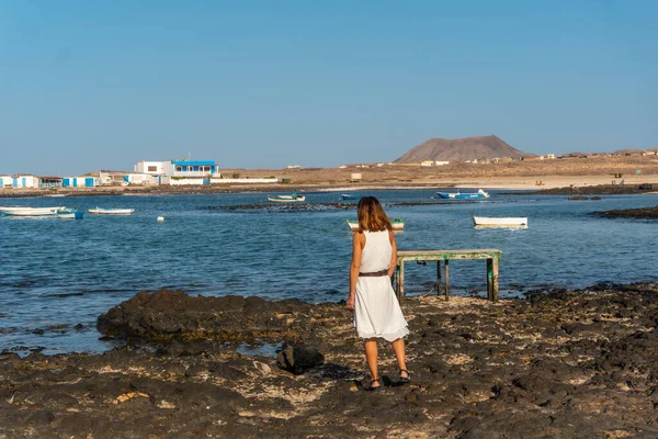 Turist Vit Klänning Fiskebyn Majanicho Norr Fuerteventura Kanarieöarna Spanien — Stockfoto