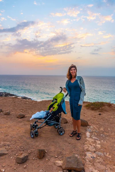 Uma Mãe Com Seu Filho Caminhando West Coast Photo Point — Fotografia de Stock