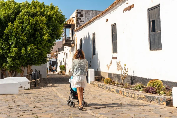 Betancuria Nın Beyaz Kilisesinin Yanında Yürüyen Genç Bir Anne Fuerteventura — Stok fotoğraf