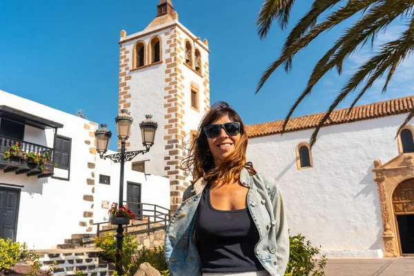 Young Tourist Enjoying Holidays Next White Church Betancuria West Coast — Stock Photo, Image